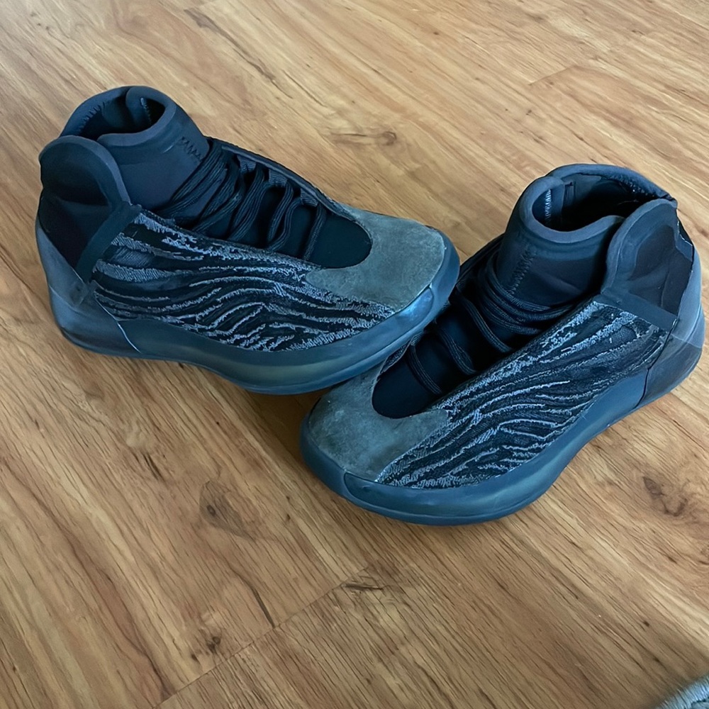 Yeezy quantum onyx